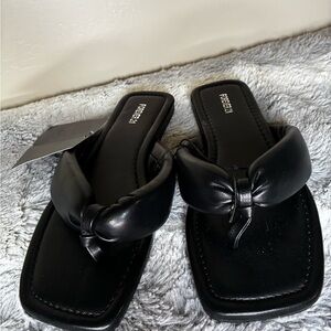 Forever 21 Black Cushion Sandals Flip Flops 6.5 y2k preppy